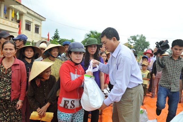 Phó Tổng Giám đốc, Chủ tịch Công đoàn VietinBank Nguyễn Văn Du trao gạo cho người dân huyện Đại Lộc, tỉnh Quảng Nam